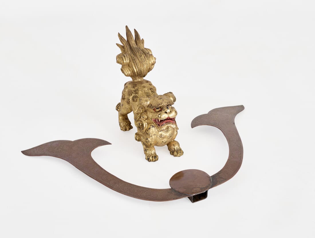 Carved shishi maedate and kurogata-dai
